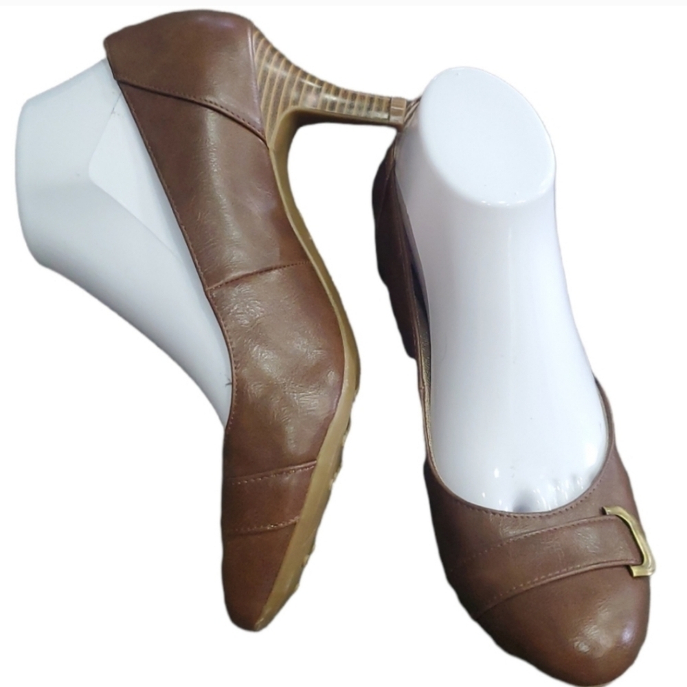 Life Stride soft system brown buckle heels sz8M